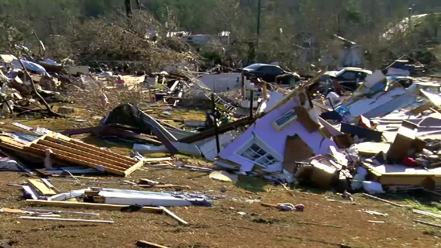 Dezastru produs de o tornadă violentă în Alabama: cel puțin un mort și 30 de răniți