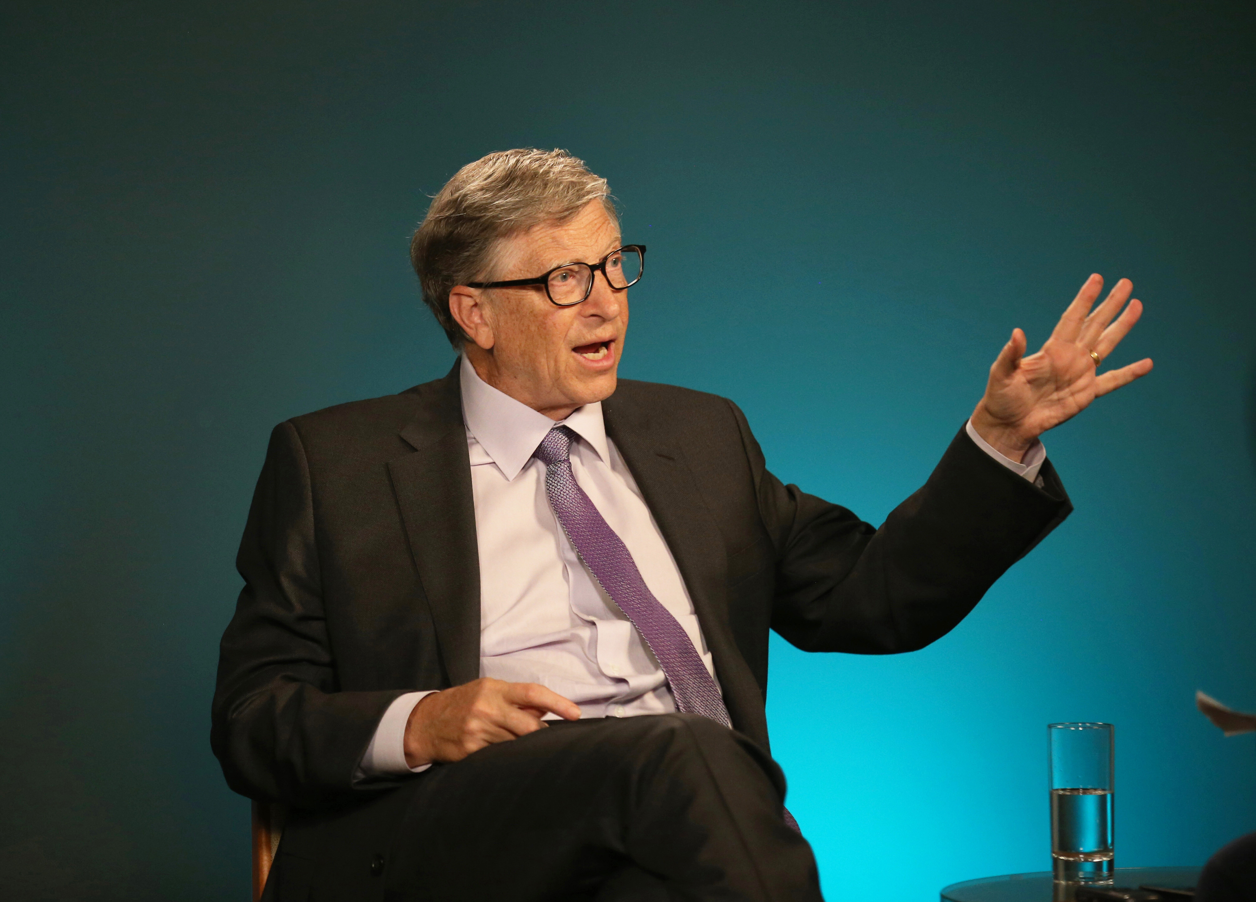 Bill Gates cere țărilor bogate să consume carne artificială. „Te obișnuiești cu gustul”