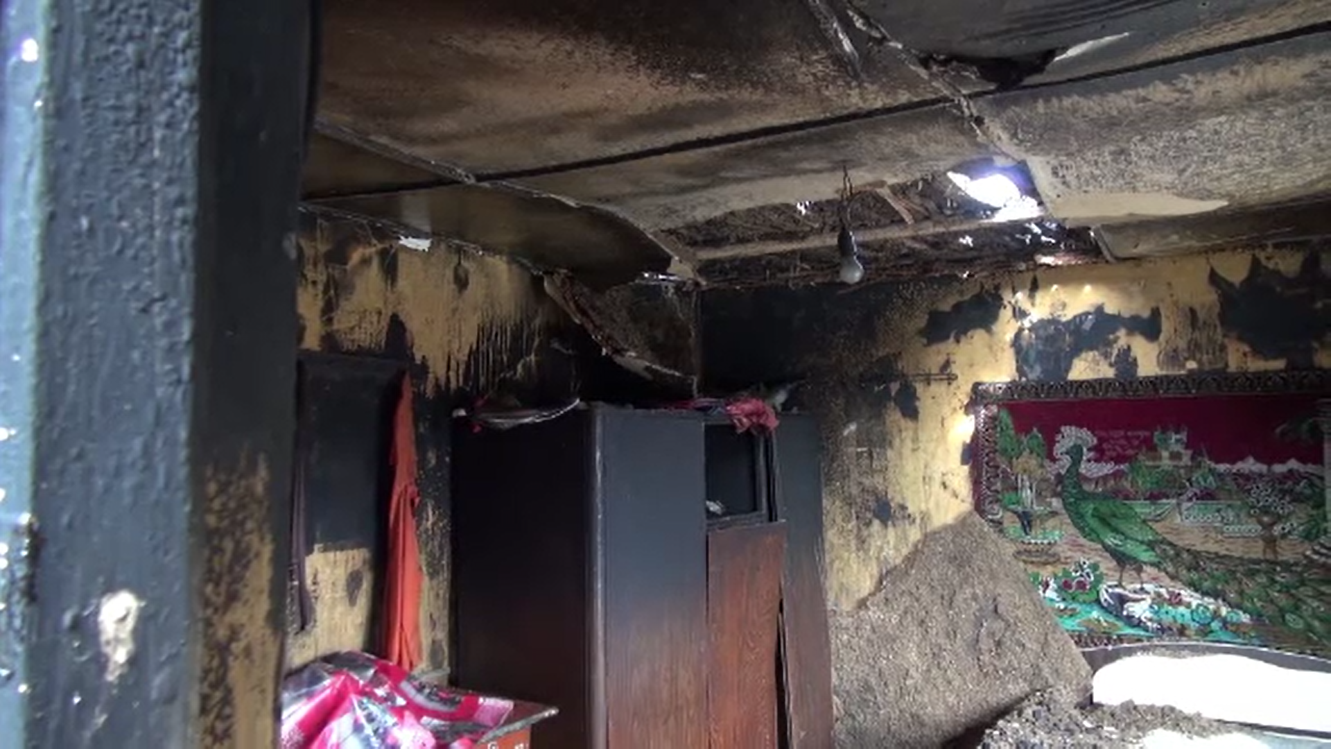 O familie din Neamț cu șase copii a rămas fără adăpost în plină iarnă după ce le-a luat foc casa