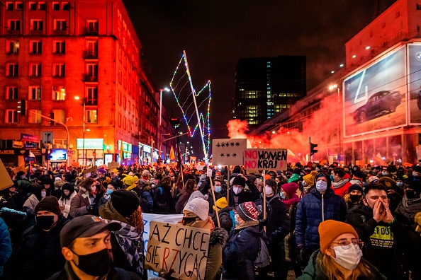 Proteste masive în Polonia, după ce dreptul la avort a fost limitat aproape complet. VIDEO