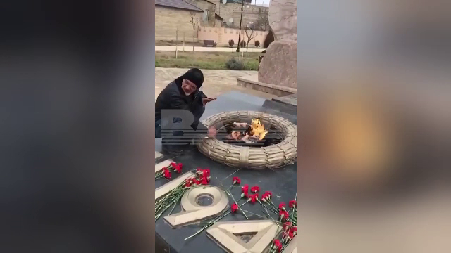 VIDEO. Un bărbat din Rusia a încercat să facă grătar la flacăra unui monument din Al Doilea Război Mondial