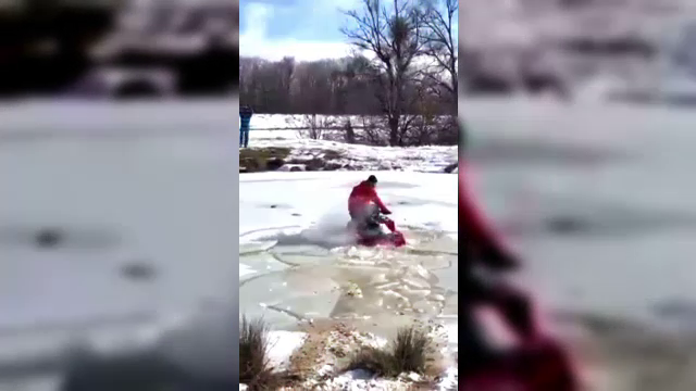 Un tânăr din Argeș a căzut cu ATV-ul într-un lac înghețat, după ce gheața s-a spart