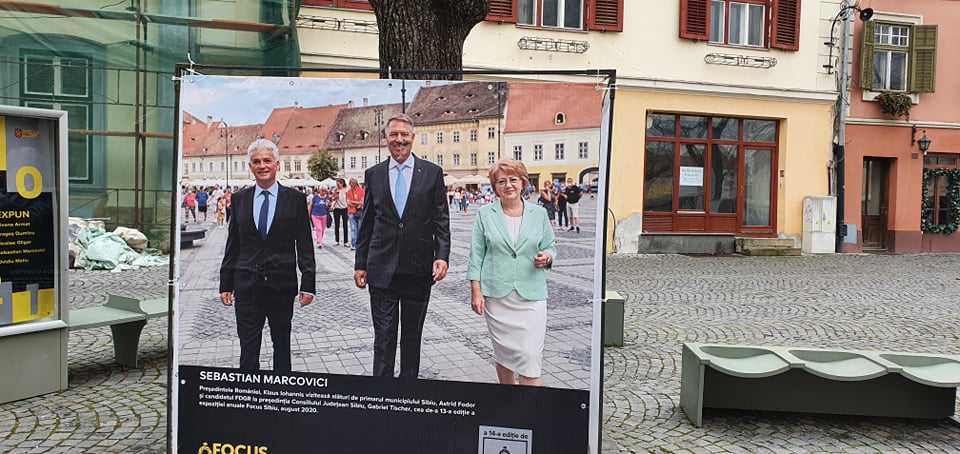 FOTO. O fotografie cu președintele Klaus Iohannis din centrul Sibiului a fost vandalizată
