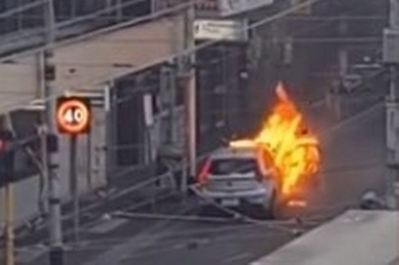 Un bărbat s-a declarat nemulțumit de măsurile antiCovid și și-a dat foc în mașină în fața unui restaurant