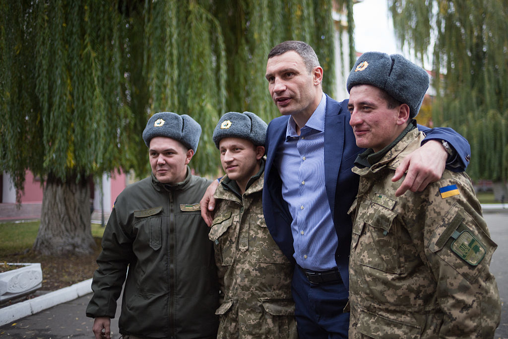 Fostul mare pugilist Vitali Klitschko face pregătire militară cu rezerviştii ucraineni: Putin este „o cangrenă” pentru Europa