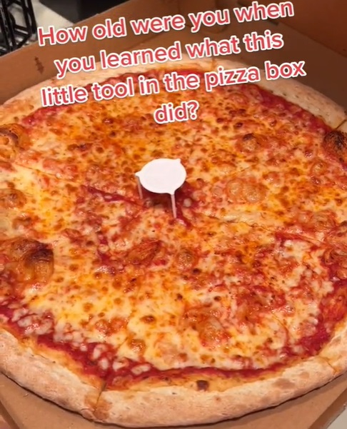 Un bogger culinar a făcut revoluție pe Internet după ce a dezvăluit cum se rup în mod corect feliile de pizza