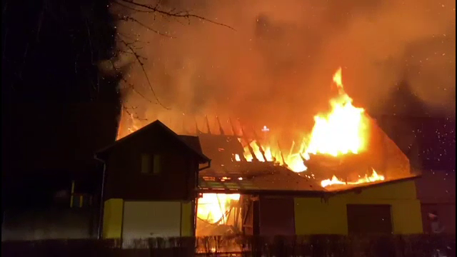 Incendiu violent, în Râșnov. Pompierii s-au luptat cu flăcări imense