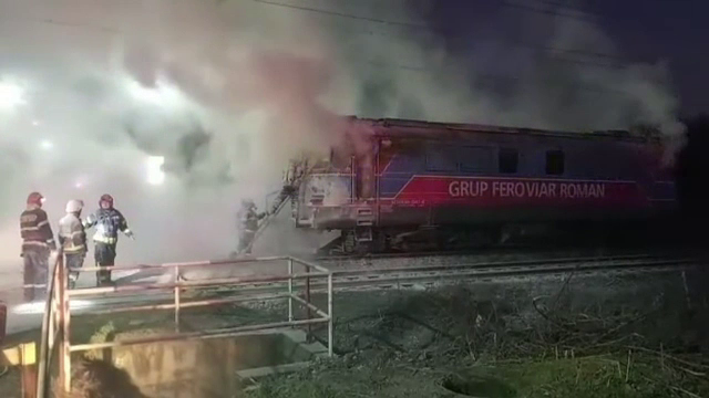 Trenuri blocate peste 3 ore pe ruta Brașov-București după ce o locomotivă a ars. Pasageră: Am rămas pe întuneric