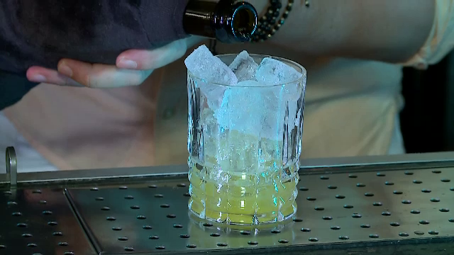 Cum prepari cocktailuri rafinate, din câteva ingrediente simple. Secretele dezvăluite de un barman