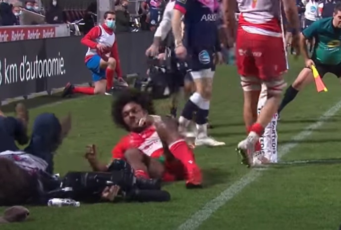 Un cameraman a fost grav accidentat, după ce a fost doborât de doi rugbişti în timpul unui meci. VIDEO
