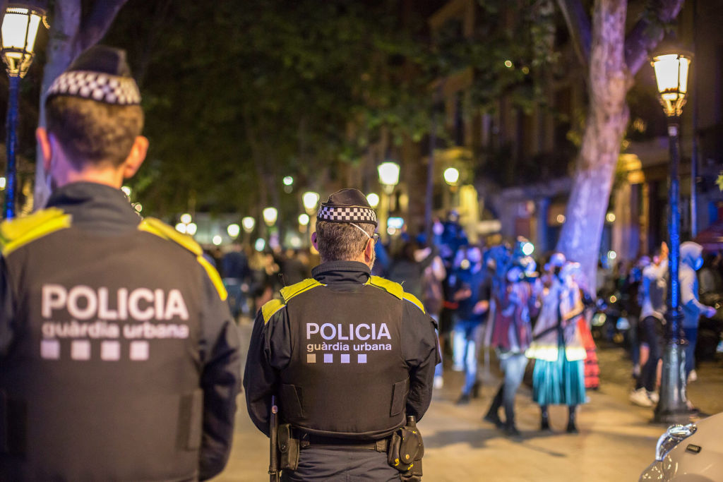 Poliția catalană a întrerupt o orgie sexuală cu 70 de persoane, în noaptea de Revelion. Cum au fost dați de gol participanții