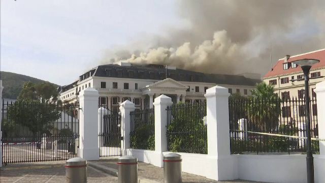 Parlamentul sud-african s-a aprins din nou. Echipajele au intervenit cu macarale pentru a stinge incendiul
