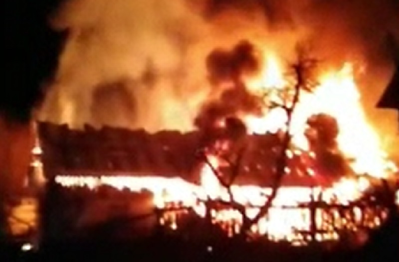O gospodărie din Bistrița-Năsăud a fost făcută scrum de un incendiu violent. Focul ar fi fost pus intenționat