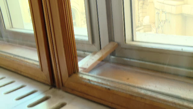 Parlamentarii se plâng că îngheață de frig la muncă. Înlocuirea ferestrelor ar costa 20 de milioane de euro
