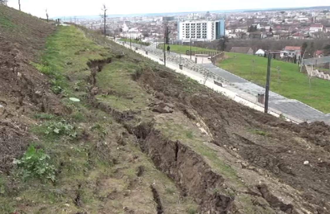 Oradea: Dealul Ciuperca a luat-o din nou la vale, după aproape 6 ani de la alunecările de teren