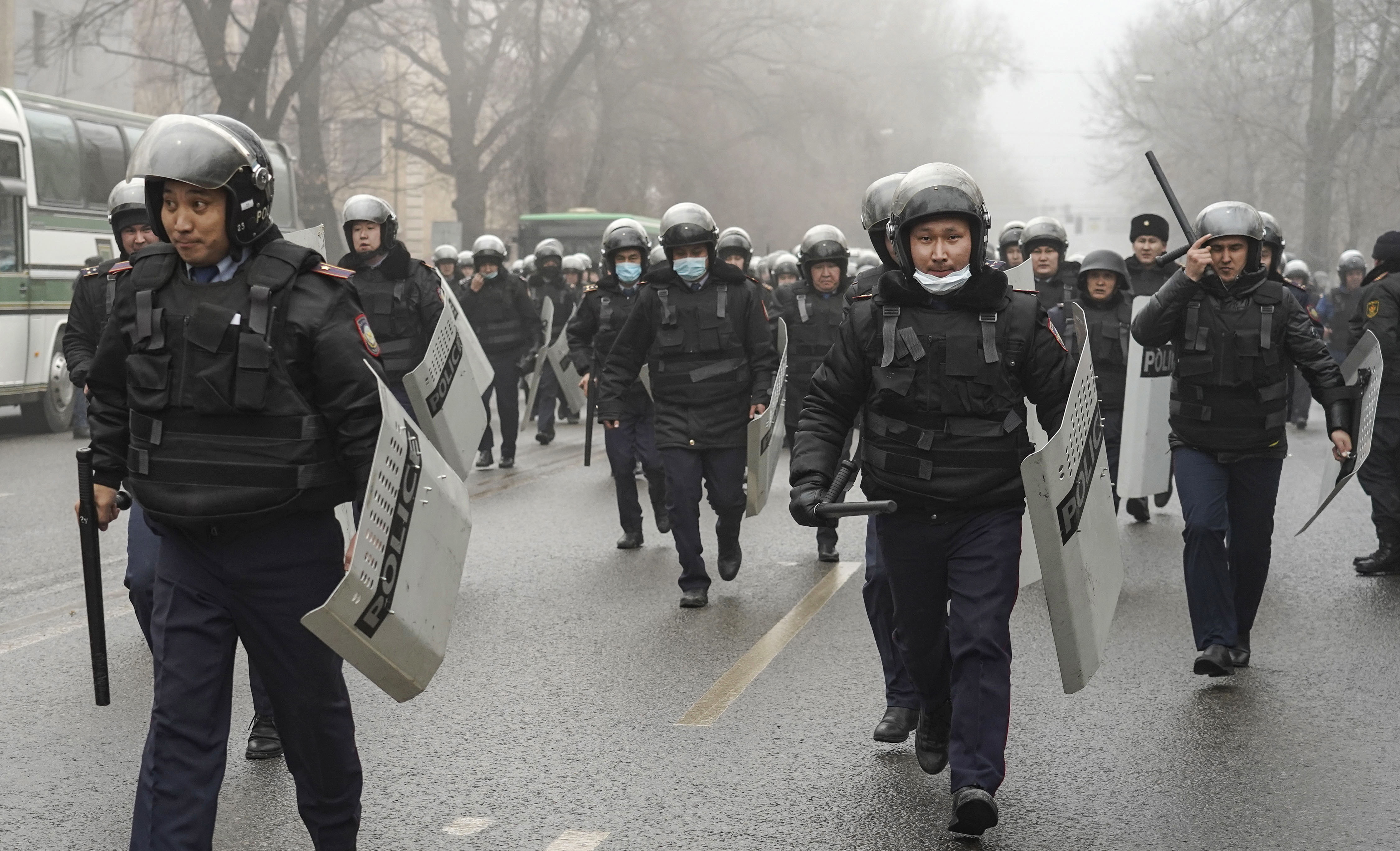 MAE ”urmărește îndeaproape” violențele din Kazahstan, unde se află aproximativ 100 de români