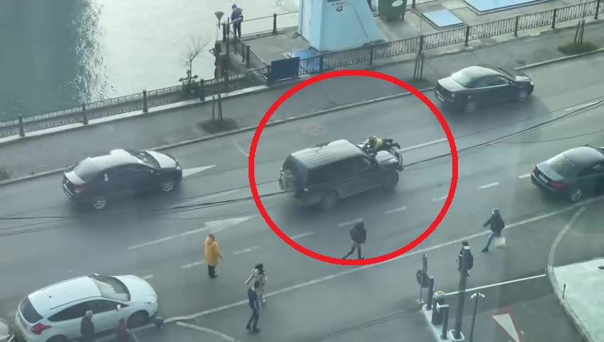 VIDEO. Bătaie în traficul din București. Un curier pe bicicletă a ajuns pe capota unei mașini
