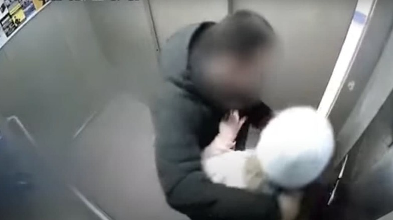 VIDEO. Momentul în care un tată îl lovește pe pedofilul care a încercat să îi sărute fiica în lift