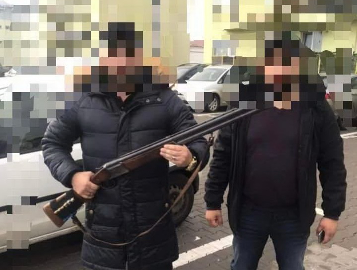 Un bărbat din Vrancea a postat pe Facebook o poză cu o armă care nu îi aparținea. Ce a urmat