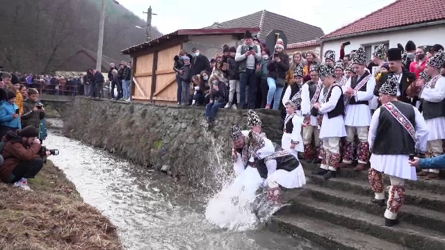 Cele mai frumoase obiceiuri din România de Sfântul Ion. Satul în care sărbătoriții se botează în râu