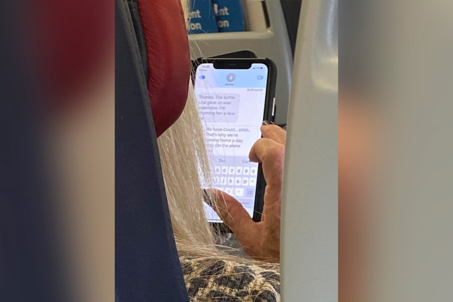 O femeie s-a îngrozit după ce a văzut un mesaj pe telefonul unei pasagere din avion. Ce scria în el