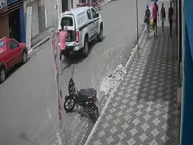 Momentul în care un bărbat încătușat evadează din duba poliției. VIDEO