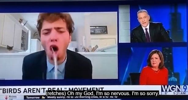 Momentul în care un tânăr care promova o conspirație în direct la TV începe să vomite în timpul interviului