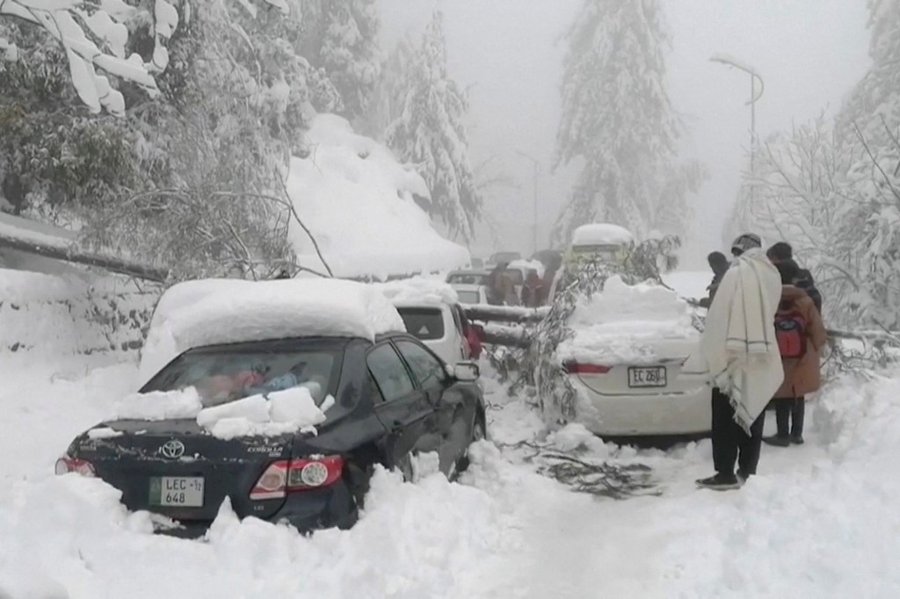 Cel puțin 21 turiști au murit blocați în mașini, din cauza unei furtuni de zăpadă, în Pakistan