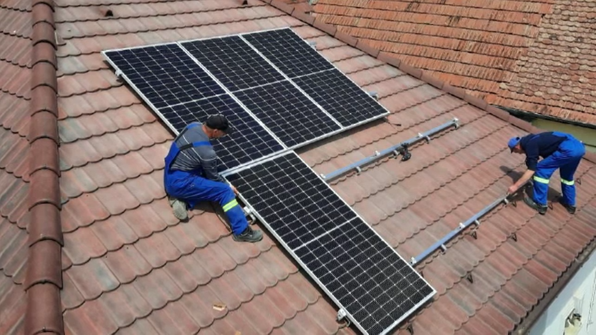 Mii de români se grăbesc să-și instaleze panouri fotovoltaice după ce facturile au explodat. Cum poți deveni prosumator