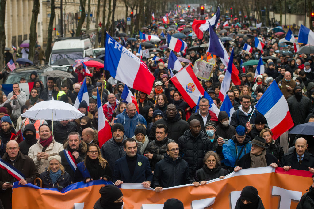 Proteste masive în Franța. Antivacciniștii îi dau replica lui Macron: Te vom scoate din sărite