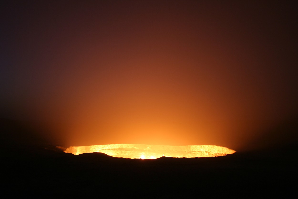 “Porțile Iadului”. Ce se întâmplă cu craterul uriaș care arde neîncetat de 50 de ani