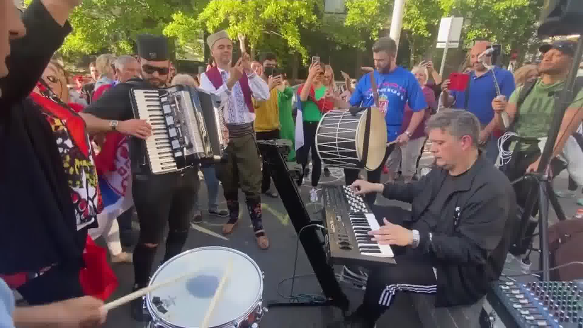 VIDEO. Fanii lui Djokovic au dansat în fața hotelului unde este reținut sportivul, în semn de protest