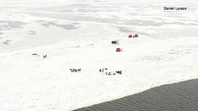 Momente de groază pentru 34 de pescari. Cum au fost salvați de pe o bucată de gheață desprinsă de țărm