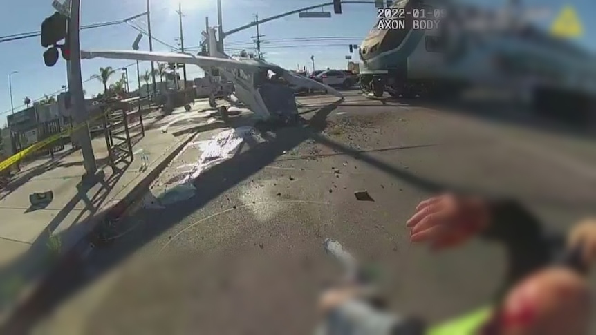 Video. Pilot salvat dintr-un avion prăbușit cu câteva secunde înainte ca un tren să intre în el