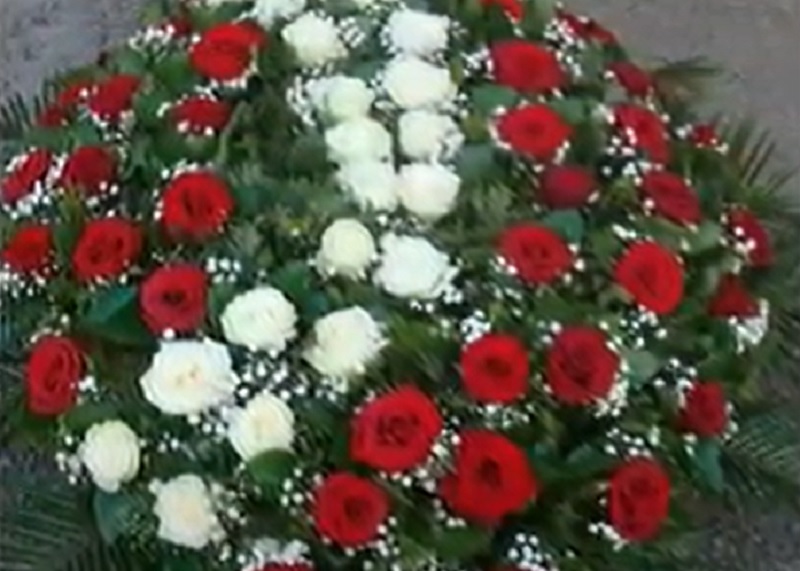 Preoții dintr-o comună sibiană nu mai vor coroane de flori la înmormântări, pentru că sunt poluante