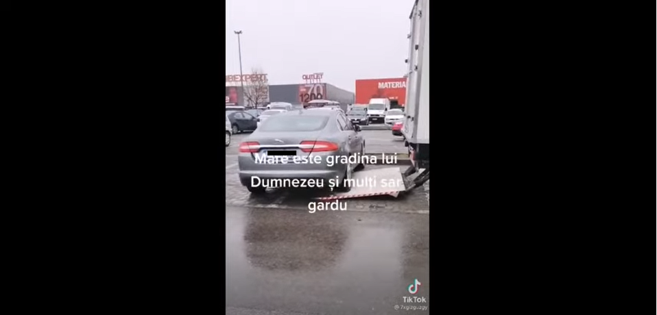 Un Jaguar a parcat pe rampa unei autoutilitare, în parcarea unui hypermarchet din București VIDEO