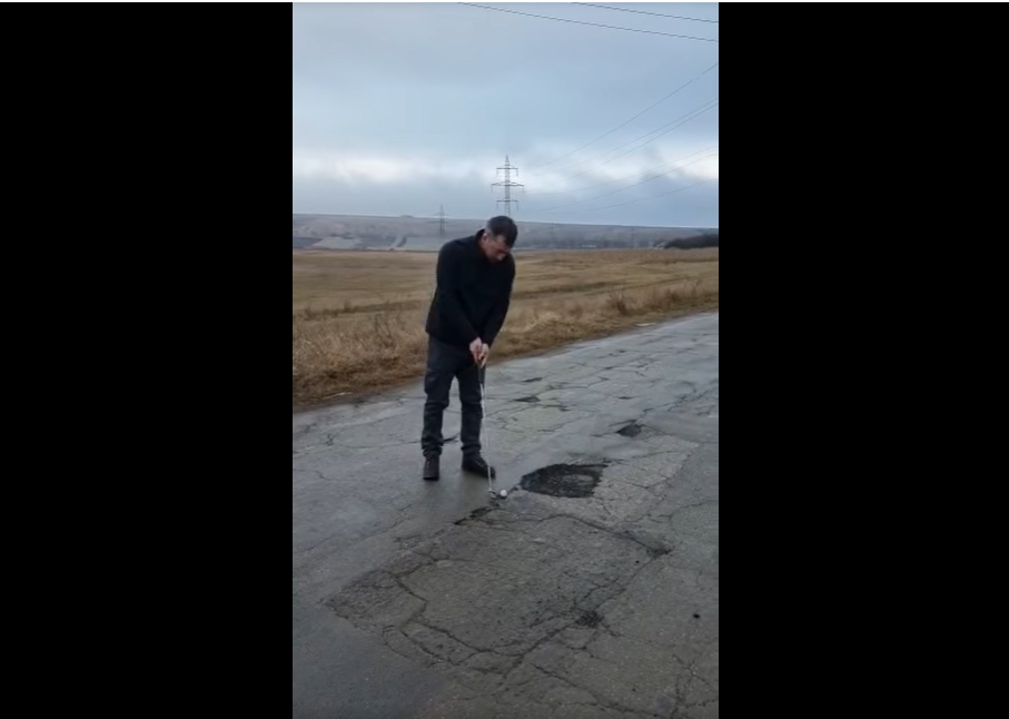 Vasluienii au început să joace golf pe un drum din județ, în semn de protest față de gropile din asfalt VIDEO