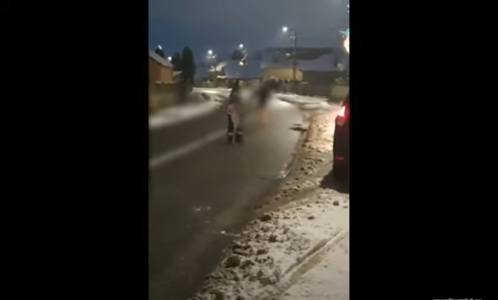 Un șofer din Cluj a fugit dezbrăcat pe stradă și le-a arătat pompierilor semne obscene după ce a comis un accident VIDEO