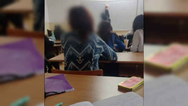 O tânără a intrat în clasa unui liceu din Buzău și s-a așezat în bancă, printre elevi. Cine era fata