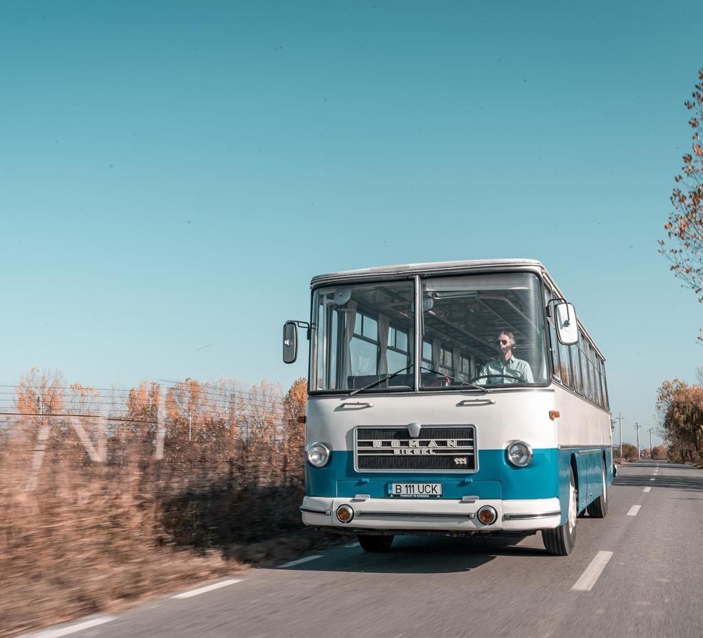 Un artist din București a salvat de la fier vechi ultimul autobuz Roman Diesel care a mai rămas în România
