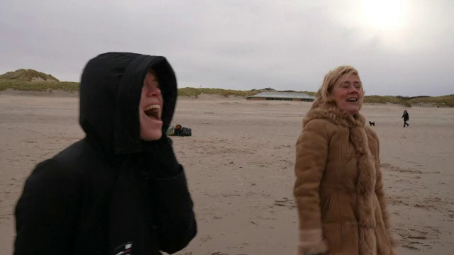 La Haga, olandezii iau lecții de țipat pe plajă, pentru a se elibera de frustrări