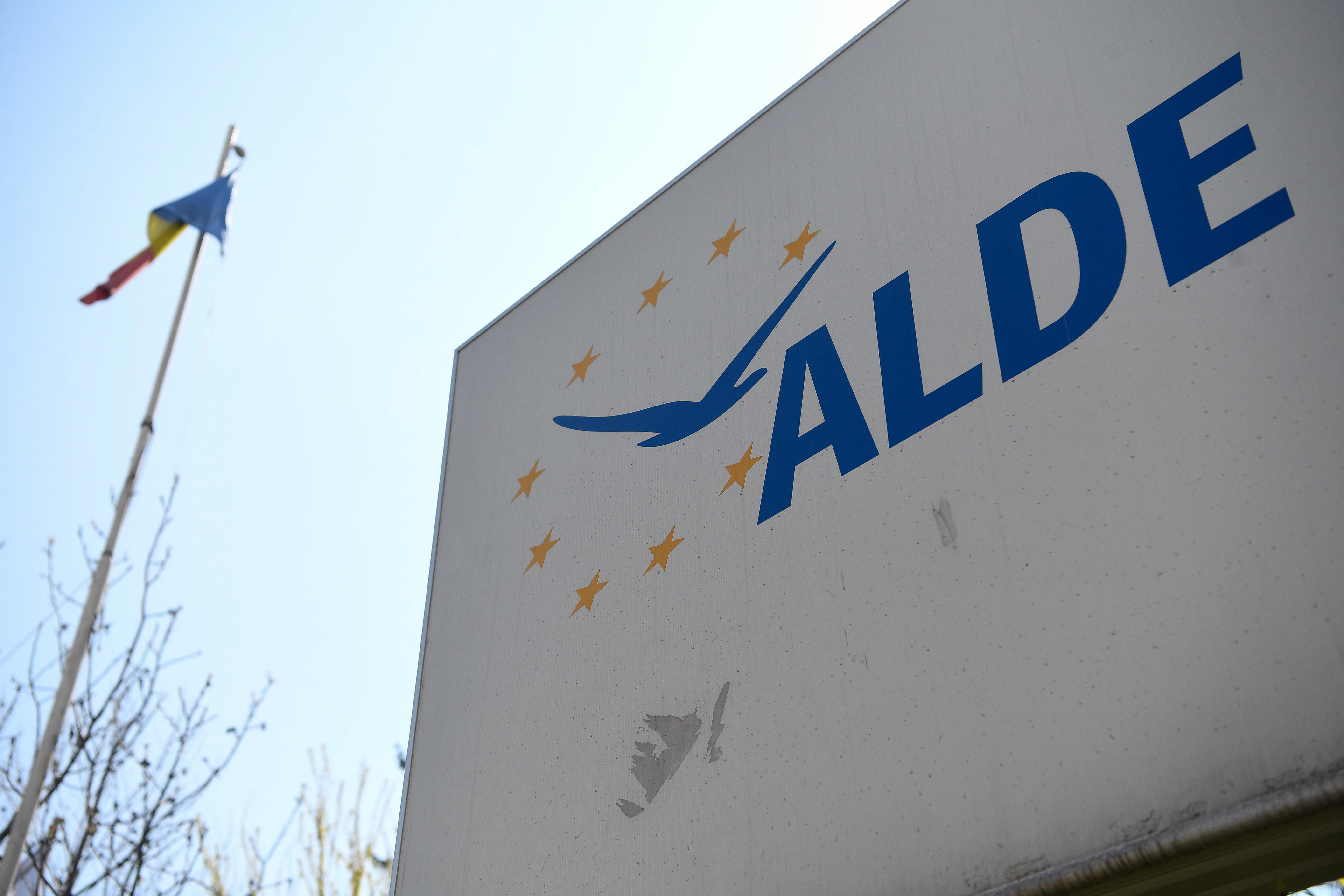 Lovitură de teatru în politica românească. PNL negociază fuzionarea cu ALDE
