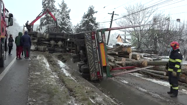 Un camion plin cu lemne s-a răsturnat pe marginea șoselei, în Mihăești, peste o stație de autobuz