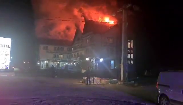 Incendiu puternic la acoperişul unui hotel din Rupea. Mai multe autospeciale de pompieri au intervenit