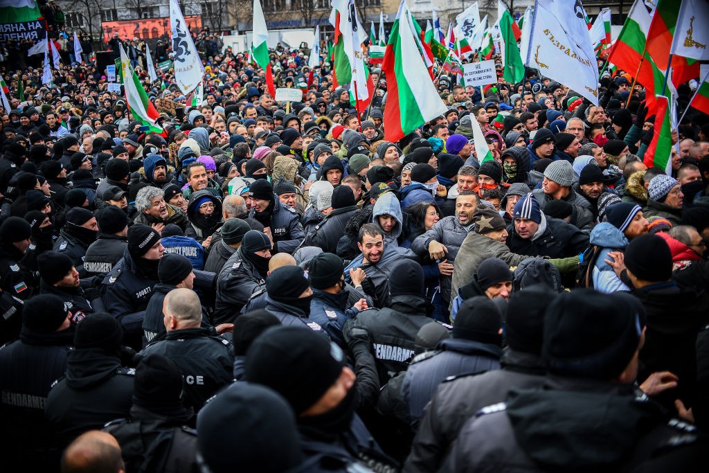 Protest violent în centrul Sofiei, în ziua în care Bulgaria înregistrează un record de cazuri de Covid-19