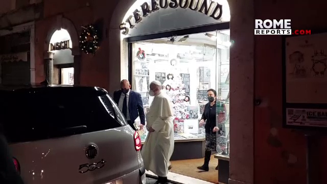 Papa Francisc, surprins într-o misiune la un magazin de discuri. „A fost o surpriză”