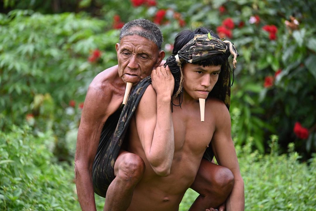 Fotografie virală. Povestea remarcabilă a unui indigen care își duce tatăl în spate pentru a fi vaccinat anti-Covid