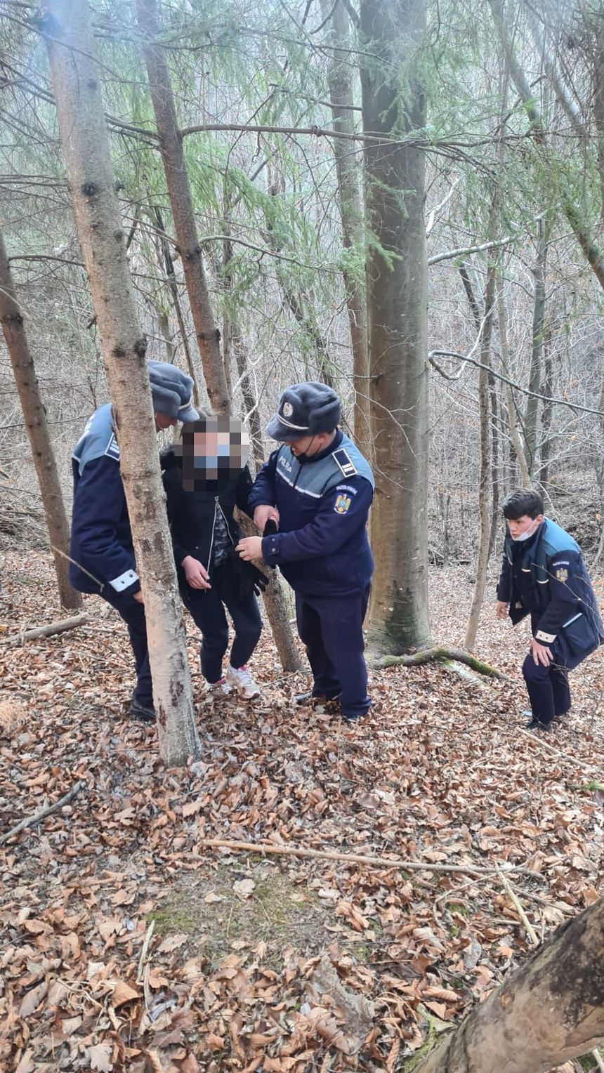 O adolescentă aflată în plasament, care a plecat de la locuinţa sa, găsită de poliţişti într-o pădure