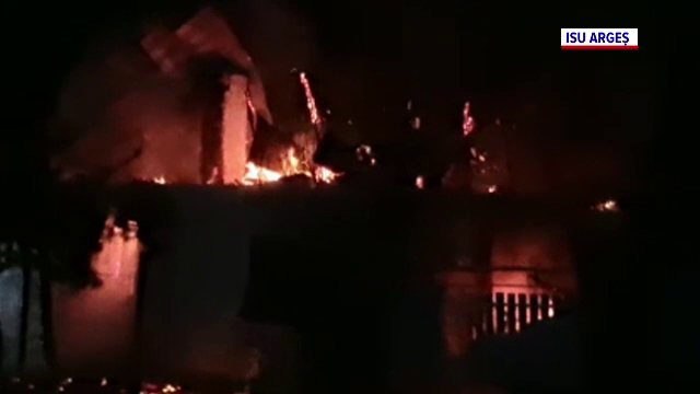 Incendiu violent la o casă din Argeș. Vecinii au intervenit înainte de sosirea pompierilor