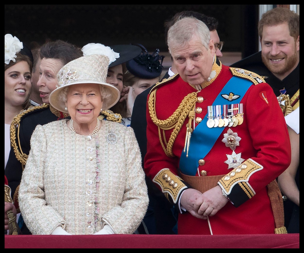 Regina Elisabeta i-a retras Prințului Andrew titlurile regale și militare, în urma acuzațiilor din cazul Epstein